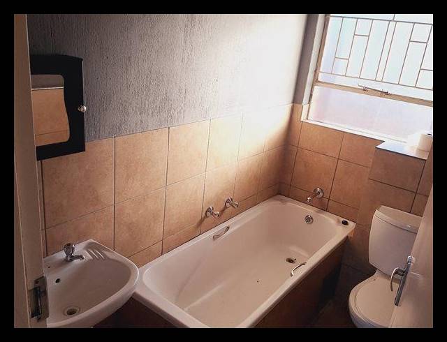 2 BEDROOM APARTMENT FOR SALE IN KEMPTON PARK CENTRAL